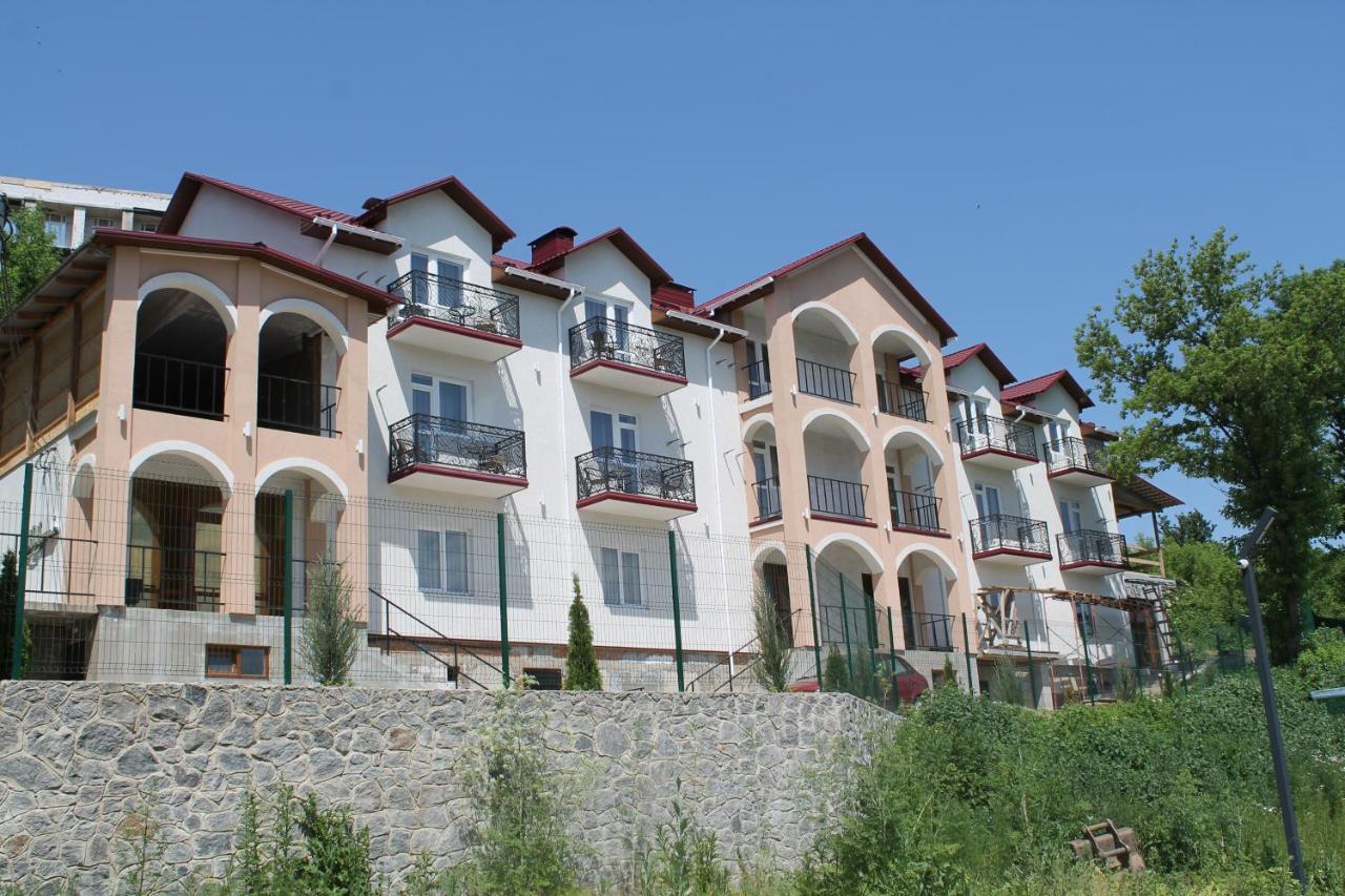 Готель River House Umanʼ エクステリア 写真