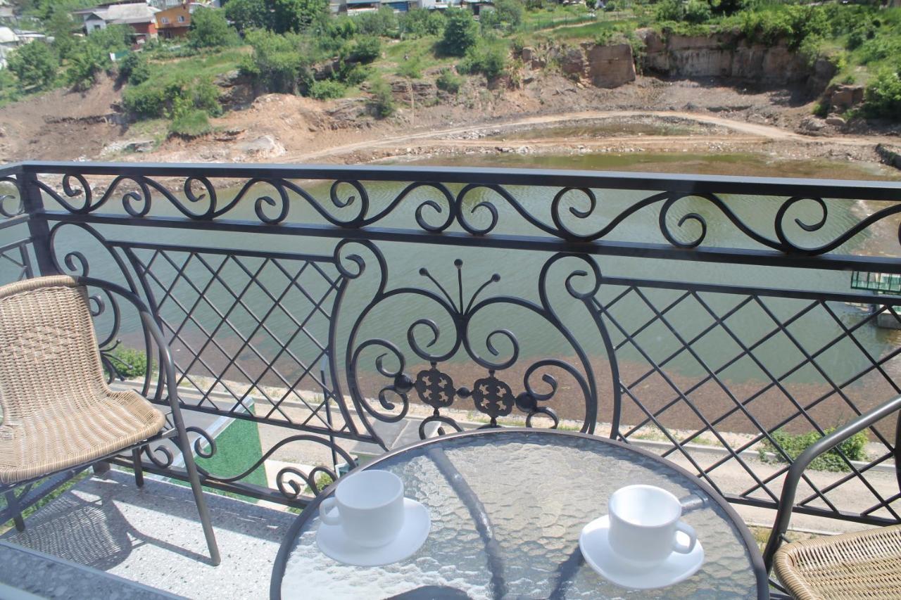 Готель River House Umanʼ エクステリア 写真